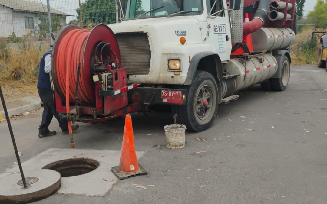 Nuestro camión vactor trabajando en la limpieza profunda de la red de alcantarillado en Padre Hurtado