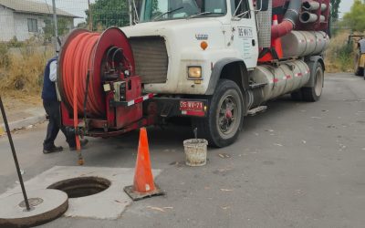 Nuestro camión vactor trabajando en la limpieza profunda de la red de alcantarillado en Padre Hurtado